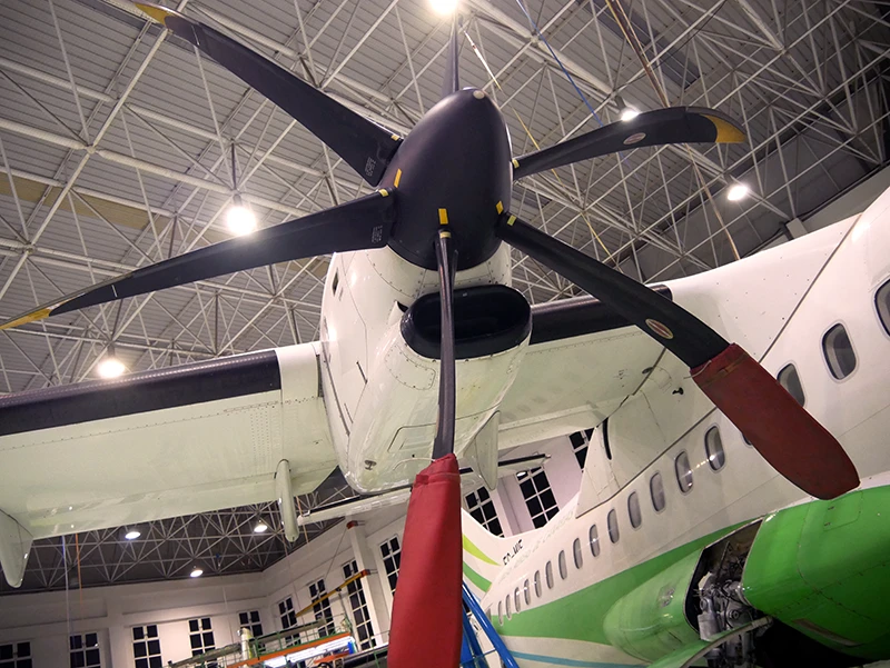 Motor de un avin ATR de Binter en su hangar de mantenimiento en Canarias. Foto: Diego Gmez